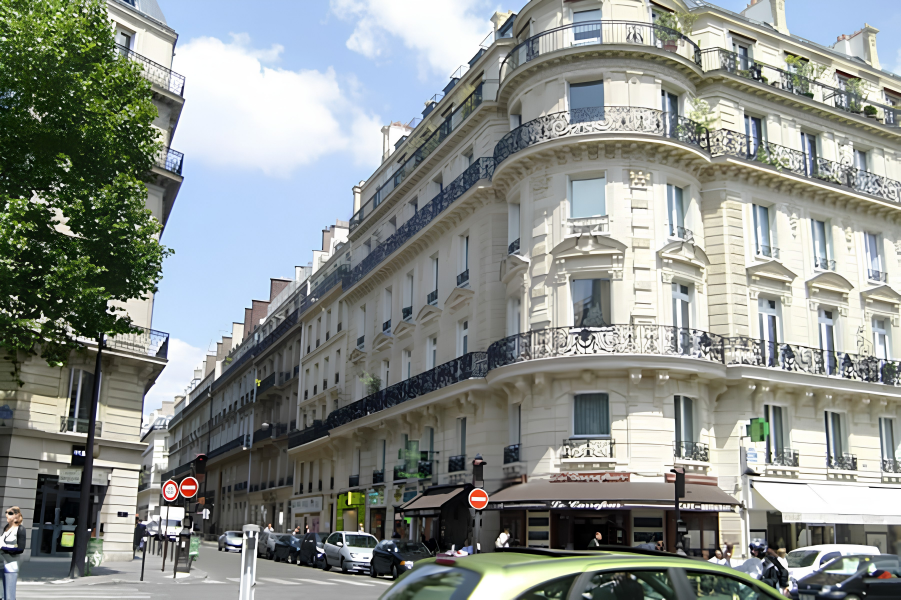Immeuble haussmannien parisien — angle d'avenue restauré par Restor'A9