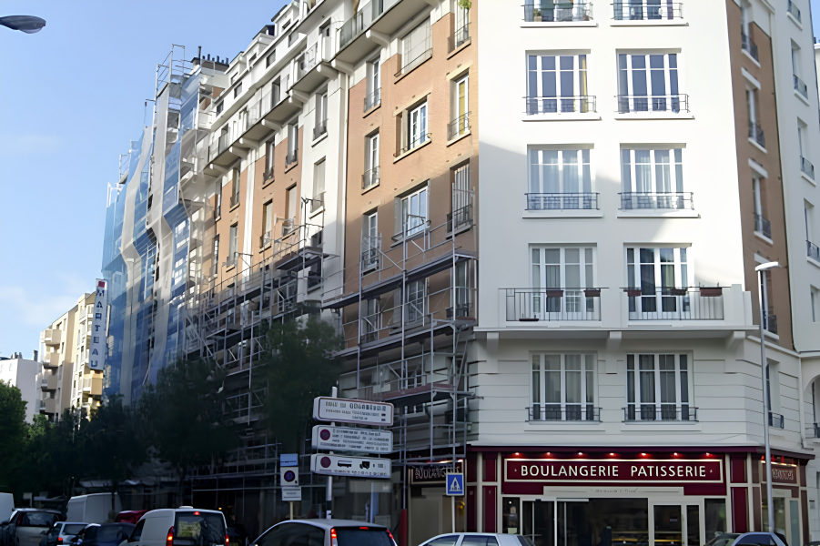 Immeuble parisien avec échafaudage au-dessus d'une boulangerie — chantier Restor'A9