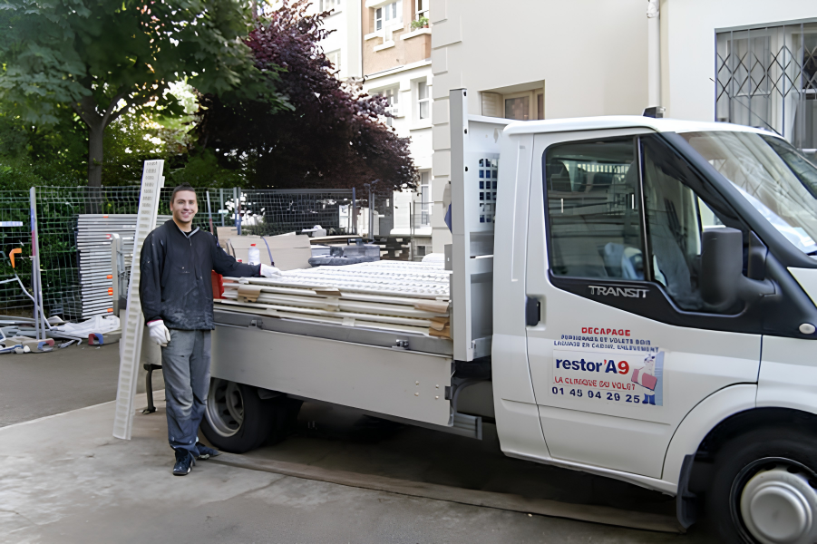 Véhicule utilitaire Restor'A9 avec un artisan devant un chantier