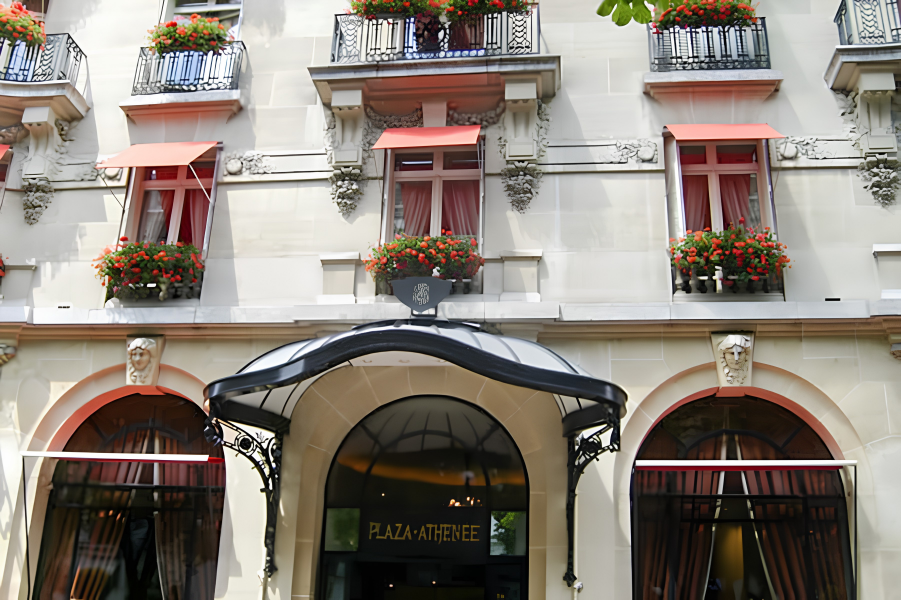 Façade haussmannienne avec marquise et volets rouges restaurés par Restor'A9