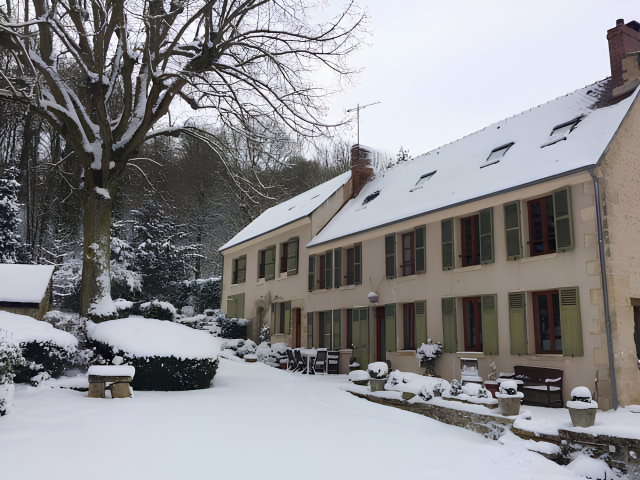 Maison de maître sous la neige — restauration de volets bois par Restor'A9