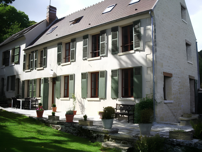 Maison ancienne en pierre avec volets verts restaurés par Restor'A9