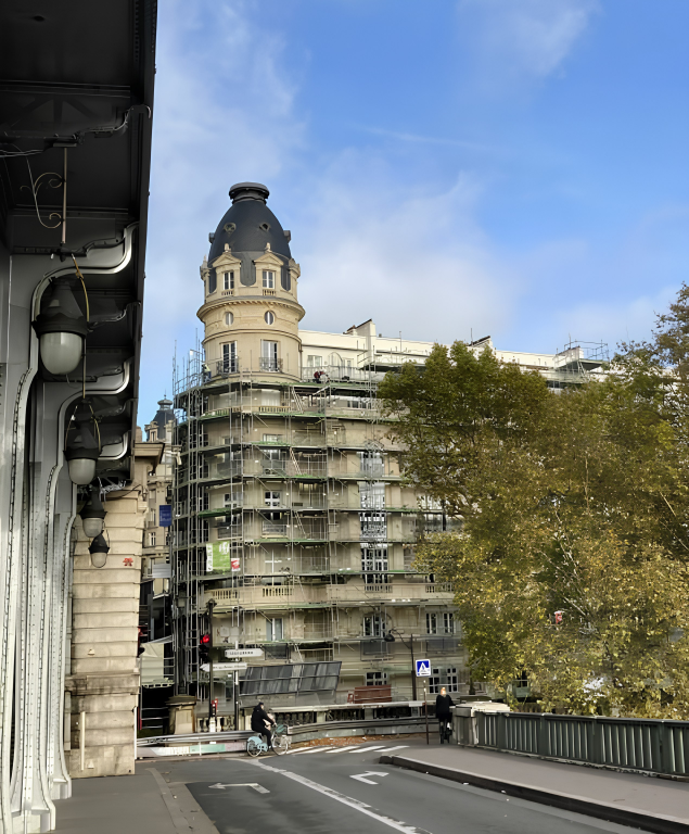 Immeuble parisien sous échafaudage le long du Pont — chantier Restor'A9