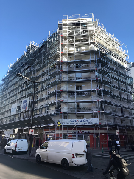 Grand chantier de copropriété parisienne avec immeuble entièrement échafaudé