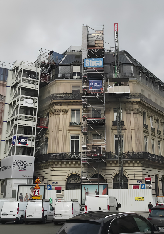 Chantier de façade haussmannienne avec échafaudage et utilitaires — Restor'A9
